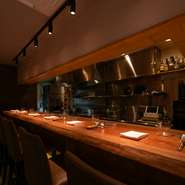 6席の小さなカウンター席のあるお店です。
1名様からご案内しております。