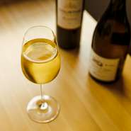 化学肥料や農薬を使わずに育てるオーガニックな野菜作りがモットーの兵庫県加東市のよつばfarm。少量多品目栽培で、ロッソトレビスやミニ白菜のようなリトルジムレタスなど珍しい野菜もいろいろ。