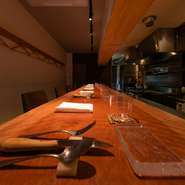 ４名卓のテーブル1卓と6名掛けのカウンター席の小さなお店です。限られた席数だからできる小さな歓送迎会を当店でお楽しみください。