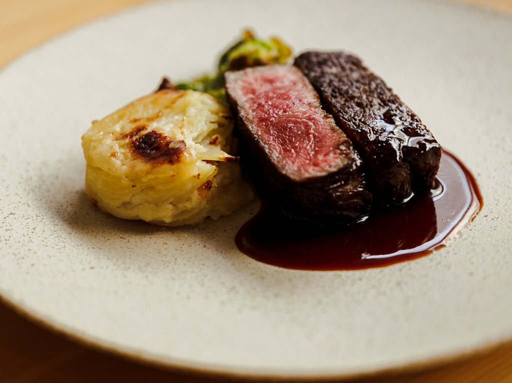 「サカエヤ」の肉をじっくり焼き上げた『黒毛和牛のロースト』