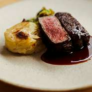 滋賀の精肉店「サカエヤ」の新保さんが、この店のために選んだのは、黒毛和牛。赤身の旨味が濃厚なランプの部位を、油をかけ回しつつ、アロゼの手法でカシッとした歯応えに焼き上げています。200ｇのお値段。