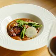 ブイヤベースといえば、数種の磯魚や甲殻類で作るのが常ですが、河村シェフのそれは、鯛で作ることが多いそう。身の部分だけでなく、あらなど余すところなく用いる贅沢な一品です。2人前のお値段。