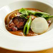 本来は、甲殻類や貝類などが入る漁師料理だったブイヤベース。この具沢山なスープ鍋をより洗練させ、レストランの一皿にしたのが河村流ブイヤベース。郷土色も幾分残し味わい深く仕上げています。			