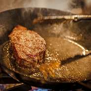 シェフたちから絶大な人気を誇る、滋賀の精肉店「サカエヤ」の新保由伸さんの近江牛やブラウンスイスの熟成牛などをオーブンは使わず、フライパンで油を回しかけながら火を入れるアロゼの手法で焼き上げます。			
