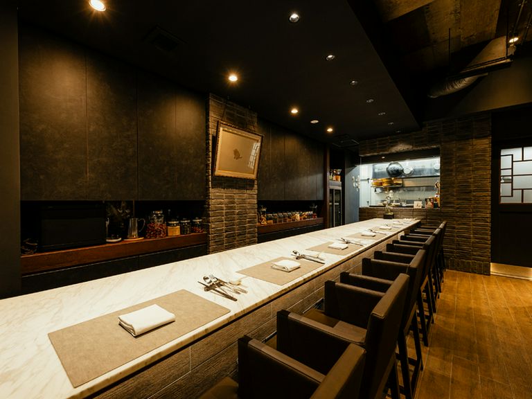 シックな雰囲気の中、白い大理石のカウンターが一際映える