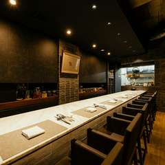 シックな雰囲気の中、白い大理石のカウンターが一際映える