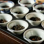 ナチュールが豊富に揃うワインのラインナップ同様、ノンアルコールは中国茶が充実。おなじみの普洱茶や茉利花茶から凍頂烏龍茶や金宣茶などの台湾の青茶等々、常時12種ほどが揃う。