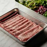 スペシャリテの『天草和牛の黒酢炒め』や黒胡椒炒めに使う和牛は、熊本「田中畜産」から取り寄せている天草黒毛和牛。平賀シェフ曰く「赤身の旨みの強いところが気に入っている。」そうだ。主にもも肉を使用。