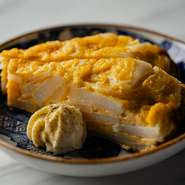 メニューの中には、『トルティージャ』ことスベイン風じゃがいものオムレツといった中華以外の料理も記載。それも「僕自身が好きだから。」とは平賀シェフ。ジャンルに捉われぬ遊び心溢れるメニュー構成も魅力の一つ