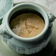 鶏挽肉と干貝柱を混ぜたものをスープに入れ、1時間ほど蒸した逸品。ベースのスープは、鶏胸肉を水と紹興酒で煮込んでとる清湯。蒸している間に、鶏肉が自然に分離する。あっさりした中にも深みのあるおいしさだ。