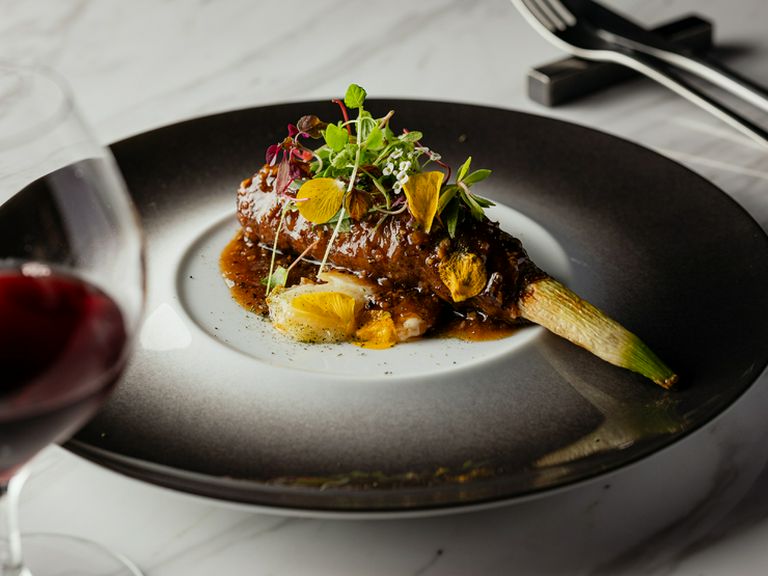 フレンチの一皿のような『真菰の天草黒毛和牛煎り焼きブラックペッパーソース』