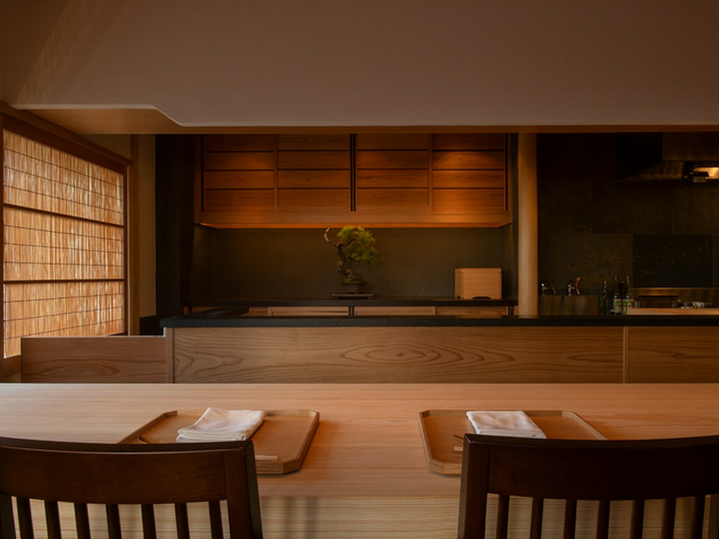 キッチン目の前のカウンター席は二人の距離を近づける				