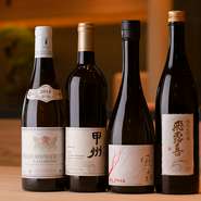 アルコールは、日本酒からワインまで幅広い品揃え。ワインは、渡邊氏の故郷山梨（甲州）のワインを始め白ワインを中心に3～40種余りが揃う。グラスワインは1000円から。日本酒は1合880円から。				
