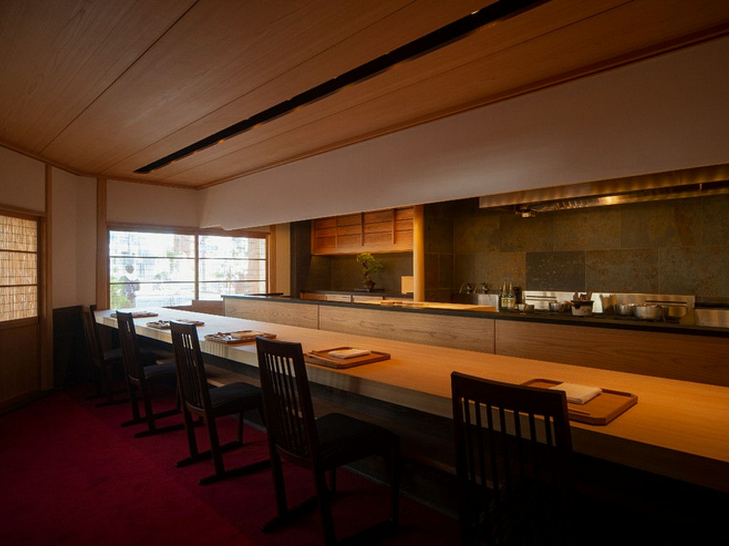 店の華、アラスカ檜一枚のカウンター				