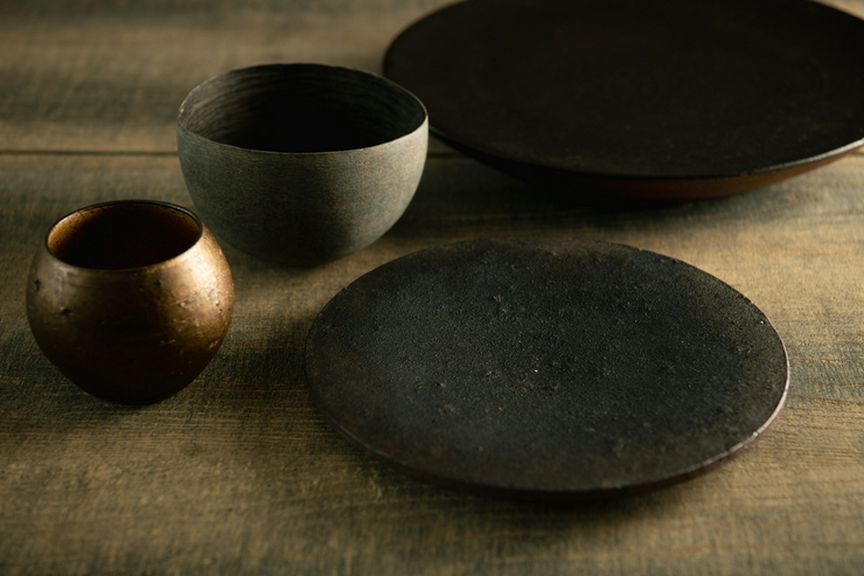 空間をあたたかく彩る地元作家の器や家具