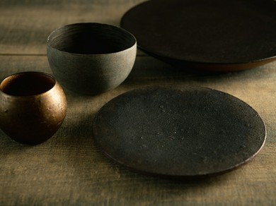 空間をあたたかく彩る地元作家の器や家具