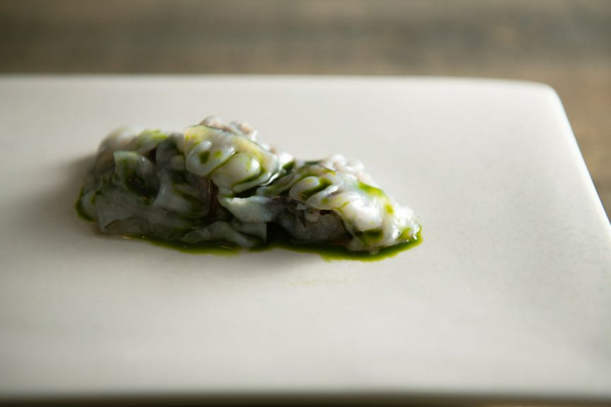包丁の入れ方ひとつで未知なる食感を生み出した『水蛸』