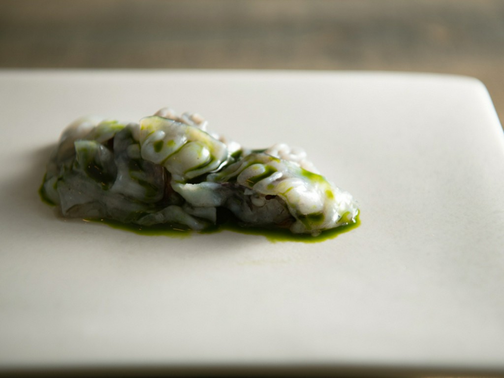 包丁の入れ方ひとつで未知なる食感を生み出した『水蛸』