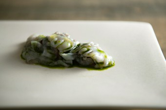 包丁の入れ方ひとつで未知なる食感を生み出した『水蛸』