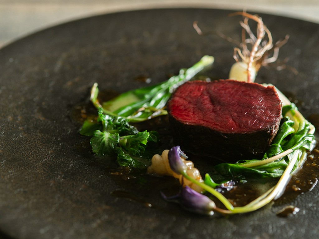 自ら解体、加工するこだわりの品。熟成で旨味を増した『日本鹿』