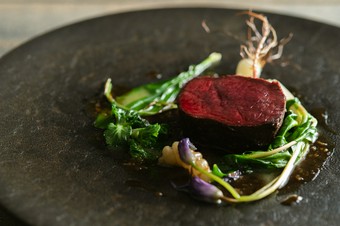 自ら解体、加工するこだわりの品。熟成で旨味を増した『日本鹿』