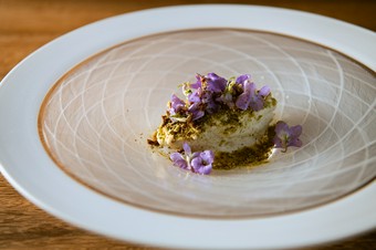 ミルキーな口当たりのなかに、山菜が香る『ふきのとうのムース』