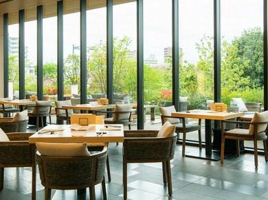 豊かな自然を眺望できるテラス席で「Well-being」な体験を