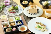 『SORANO御膳』に旬の一皿と甘味セットを付けた、コース仕立てのランチメニューです。
※写真はイメージです