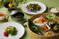 人気の『SORANO御膳』にシグネチャーディッシュ”大地のサラダ”、パティシエ特製デザートと食後のお飲み物がついたランチ限定の特別メニューです。
※写真はイメージです