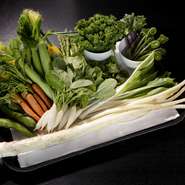 長野や熊本の野菜や豊洲や三崎漁港より仕入れる魚介類などの国産食材に留まらず、ニュージーランド産の仔牛といった世界各地から食材を厳選。その新鮮食材の素材を活かし、ストーリー性のある美食体験を表現します。