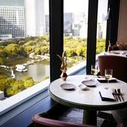 ホテルの16階にあるため、ガラス張りの店内からは自然豊かな浜離宮恩賜庭園や東京の街並みを一望できます。陽光差し込むモーニングやランチから、煌びやかな夜景が望めるディナータイムまで、終日眺望を楽しめます。