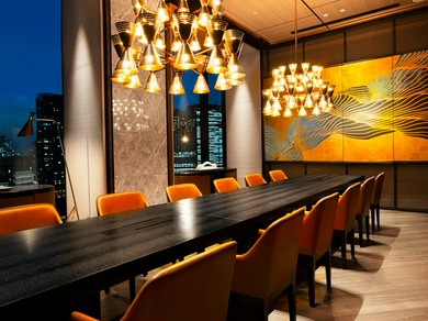 夜景の見える個室でプライベートな空間を