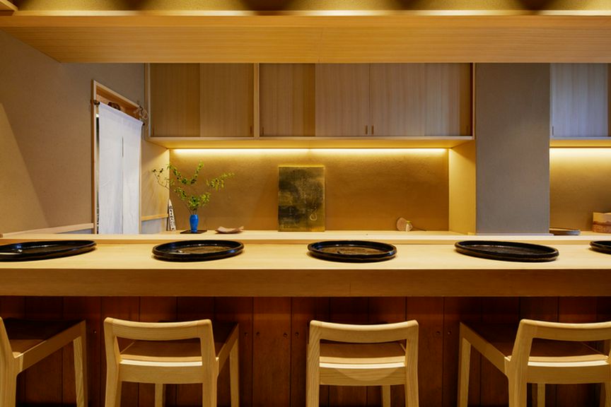 白木が美しい、凛とした佇まいの8席のカウンター