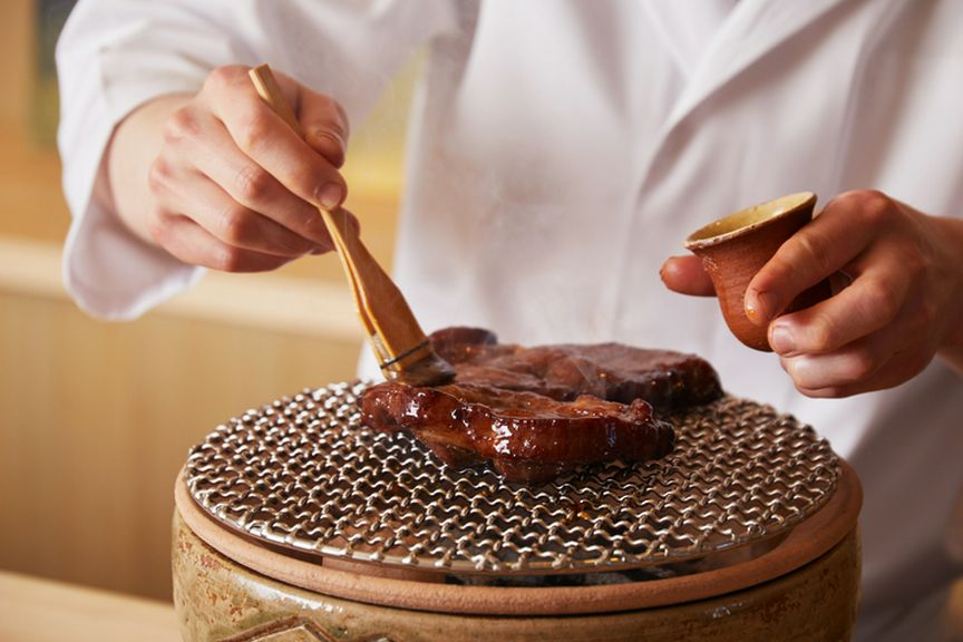 一斉に始まる食事だからこその、香りでも魅せるパフォーマンス