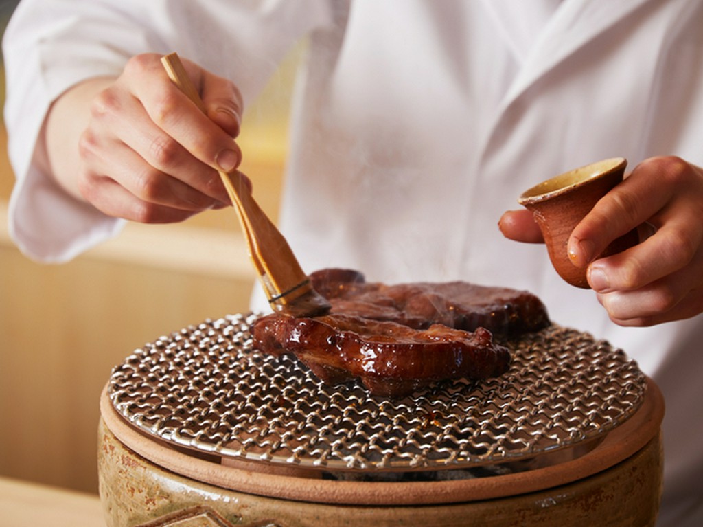 一斉に始まる食事だからこその、香りでも魅せるパフォーマンス