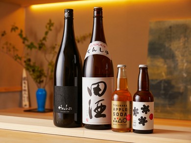 青森の地酒を中心に、リンゴのスパークリングやクラフトビールも