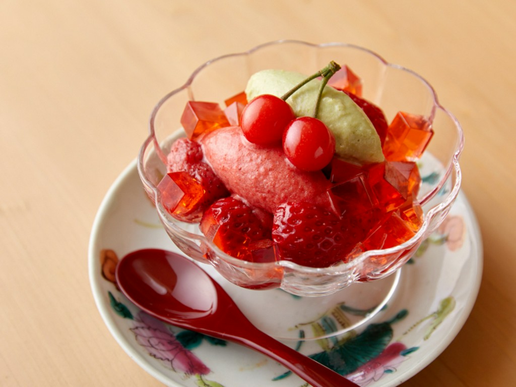 季節の果物を使ったパフェで最後まで楽しく