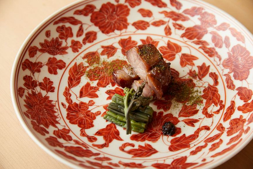 香ばしい香りで食欲を高める『焼き豚 炭火焼き』