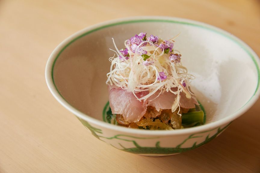 仕上げに熱したオイルを！　中国技法で味わう『鯉のぬた和え』