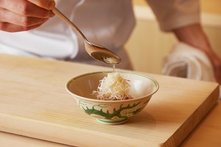 熱したオイルで仕上げる新感覚のお造り