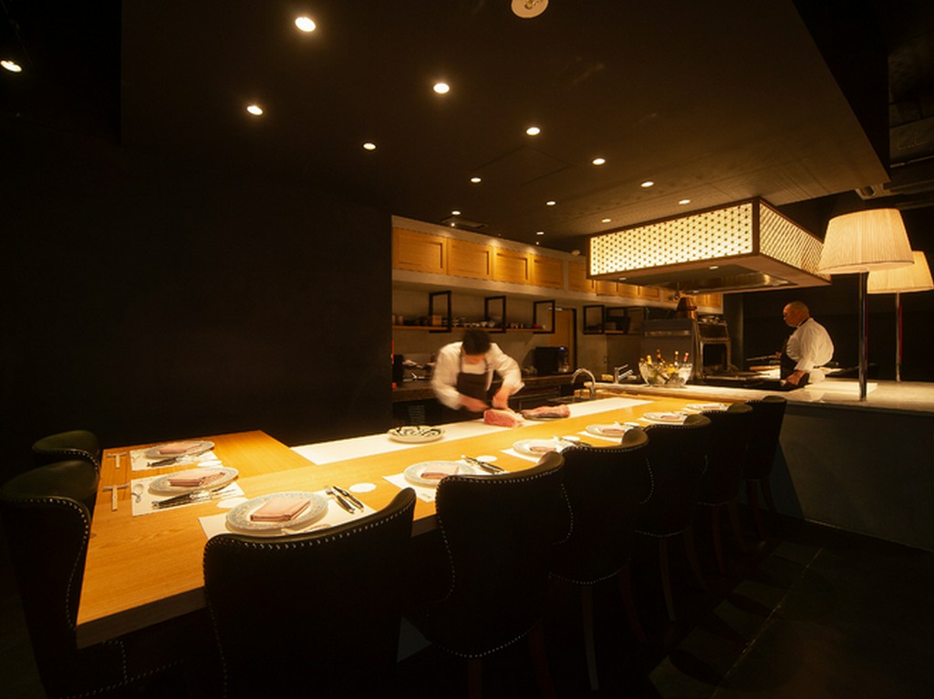 カウンターで岡田劇場を存分に楽しもう				