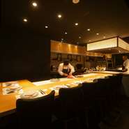 前職の店で、“岡田さん前”に座ると臨場感溢れるパフォーマンスが楽しいと、かぶりつきのカウンター席を希望する常連客が続出したことから生まれたスタイルの店内は、どこに座っても岡田劇場を楽しめます。				
