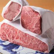 コースは、締めの手打ちそばやデザートにまで約13～14品。そのなかで、部位違いのステーキはもちろんタルタルやユッケ、メンチカツにすきやきetc.。黒毛和牛料理がたっぷりと、変幻自在に登場します。				
