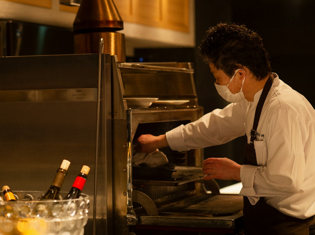 肉をおいしく焼き上げる秘密兵器はスペイン生まれの炉釜				