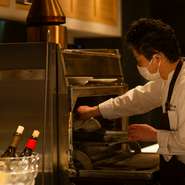 スペインで昔からレストランで愛用されているチャコールオーブン“ジョスパー”。オーブンとグリルの機能を併せ持つ優れ者です。500℃の高温になるうえ遠赤外線効果もあり、肉が香ばしくジューシーに焼けます。	