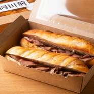 『ローストビーフサンド』は、来店したゲスト全員への岡田シェフからのサプライズプレゼントです。メゾンカイザーのパンに赤身の部位で作ったローストビーフを挟んで。ほか、タン先で作るタンシチューもお土産に。