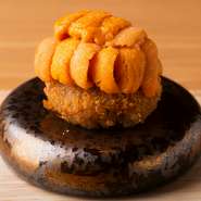 ビーフ100％の揚げたてのメンチカツに、北海道産馬糞うにをこれでもか、といわんばかりにトッピング。アツアツのメンチカツと冷たいうにのとろける味わいが絶妙。温度と食感二つの感性を刺激する一皿です。				