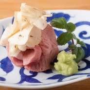 焼肉店でおなじみのタン刺しも、岡田シェフの手にかかればレストランらしいゴージャスな一品に変身。ベルギー産のトリュフをたっぷりとのせ妖艶な風味をプラス。タン元特有のサクッとした食感に抑揚を与えています。