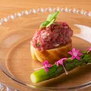 赤身肉で作るフレンチスタイルのタルタルに対し、サーロインを細かく刻んで作るのが岡田流。口中の温度で牛の脂がとろける食味が醍醐味です。隠し味に加えたゴルゴンゾーラチーズの風味とコクが大人の味わい。