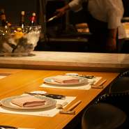 黒毛和牛の料理としての可能性を追求したい、和牛のいろいろな部位を様々な調理法で楽しんでほしいと、この店をつくりました。お寿司屋さんのようなカウンター前の臨場感をぜひ楽しんでください。				